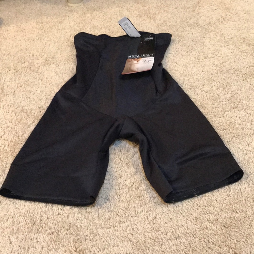 NWT! MIRACLESUIT size M black thigh slimmer